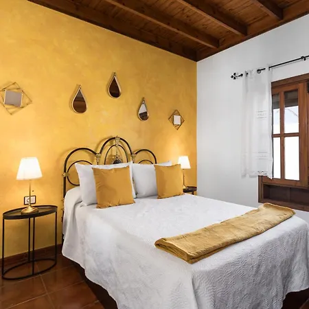 Feriehus Home2book La Molina C, Rural Retreat