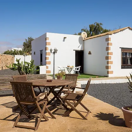 Feriehus Home2book La Molina C, Rural Retreat Triquivijate